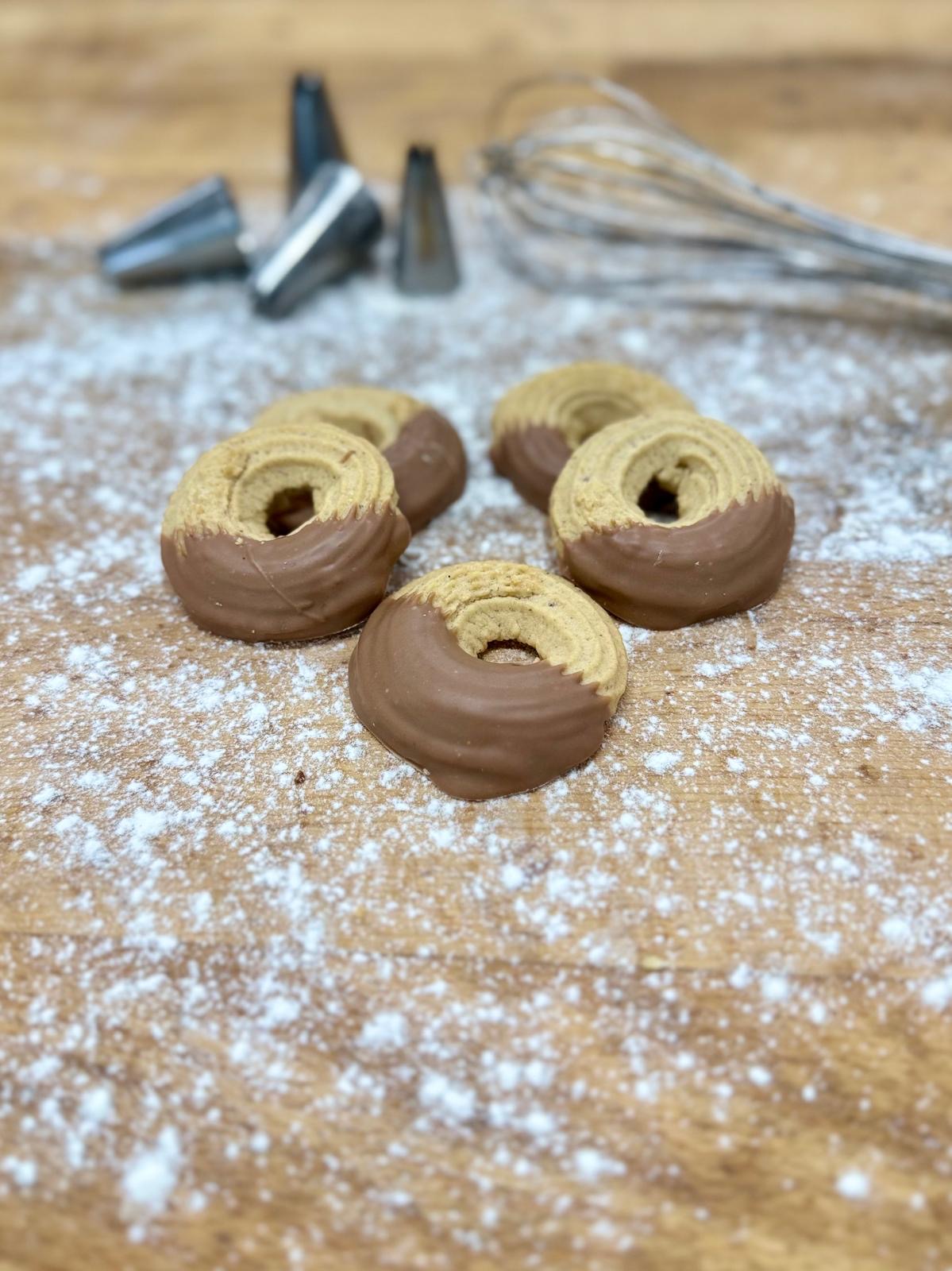 Nusspritzkringel mit Vollmilchkuvertüre – Bild 3