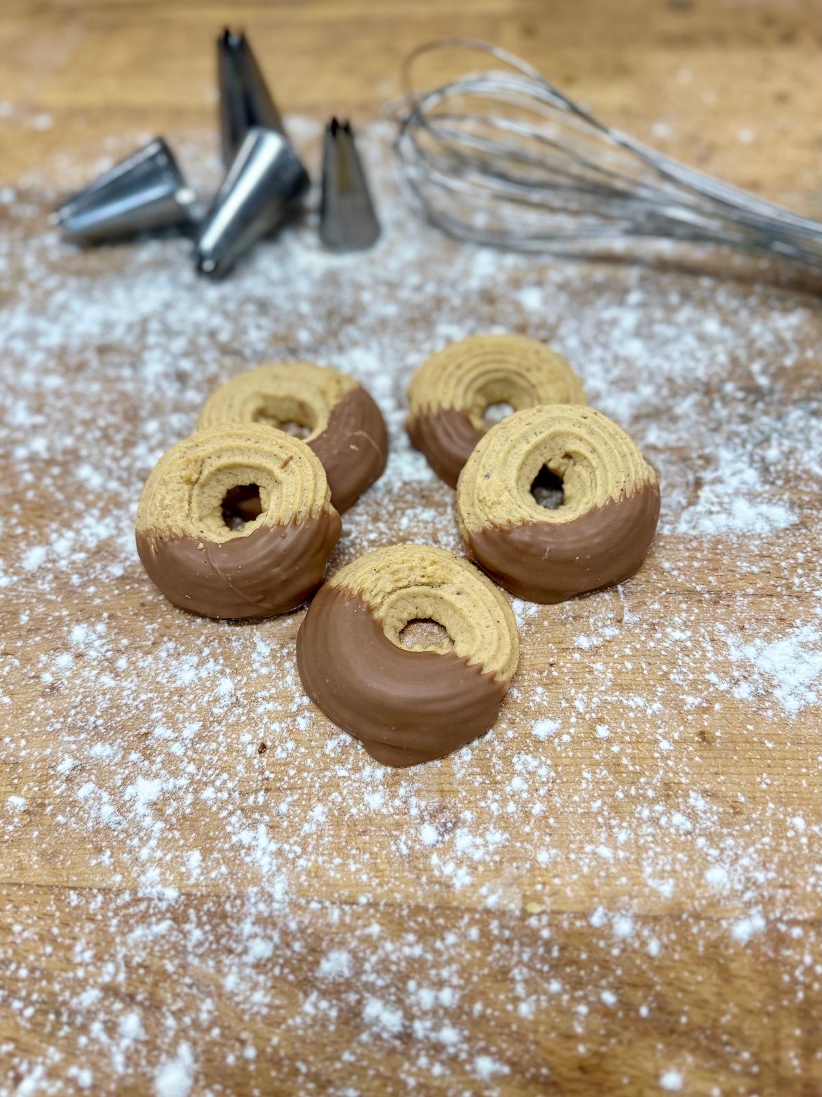 Nusspritzkringel mit Vollmilchkuvertüre – Bild 2