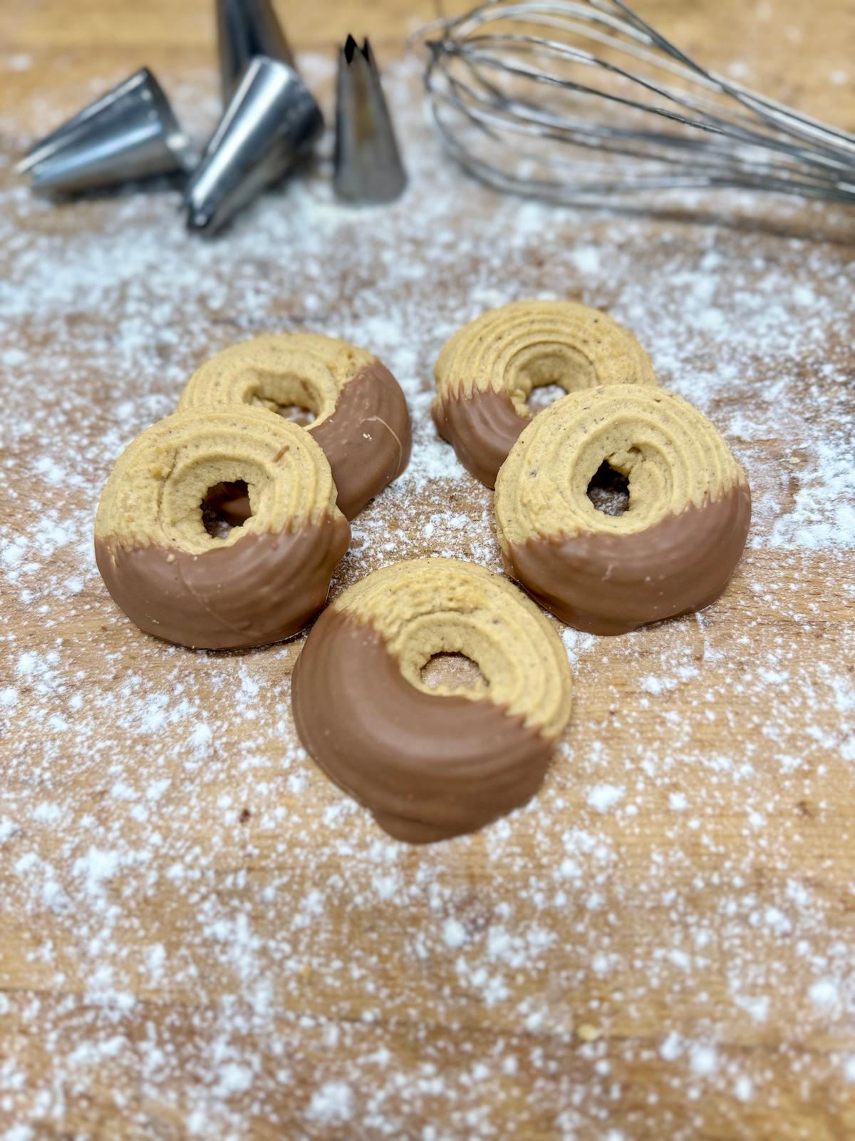 Nusspritzkringel mit Vollmilchkuvertüre