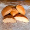 Schwarz-weiße Schaefchen-Herde - zwei Weizenbrötchen und zwei Roggenbrötchen