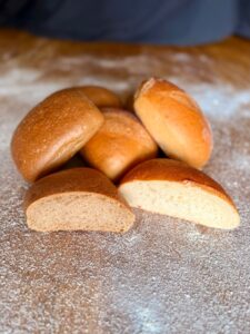 Schwarz-weiße Schaefchen-Herde - zwei Weizenbrötchen und zwei Roggenbrötchen